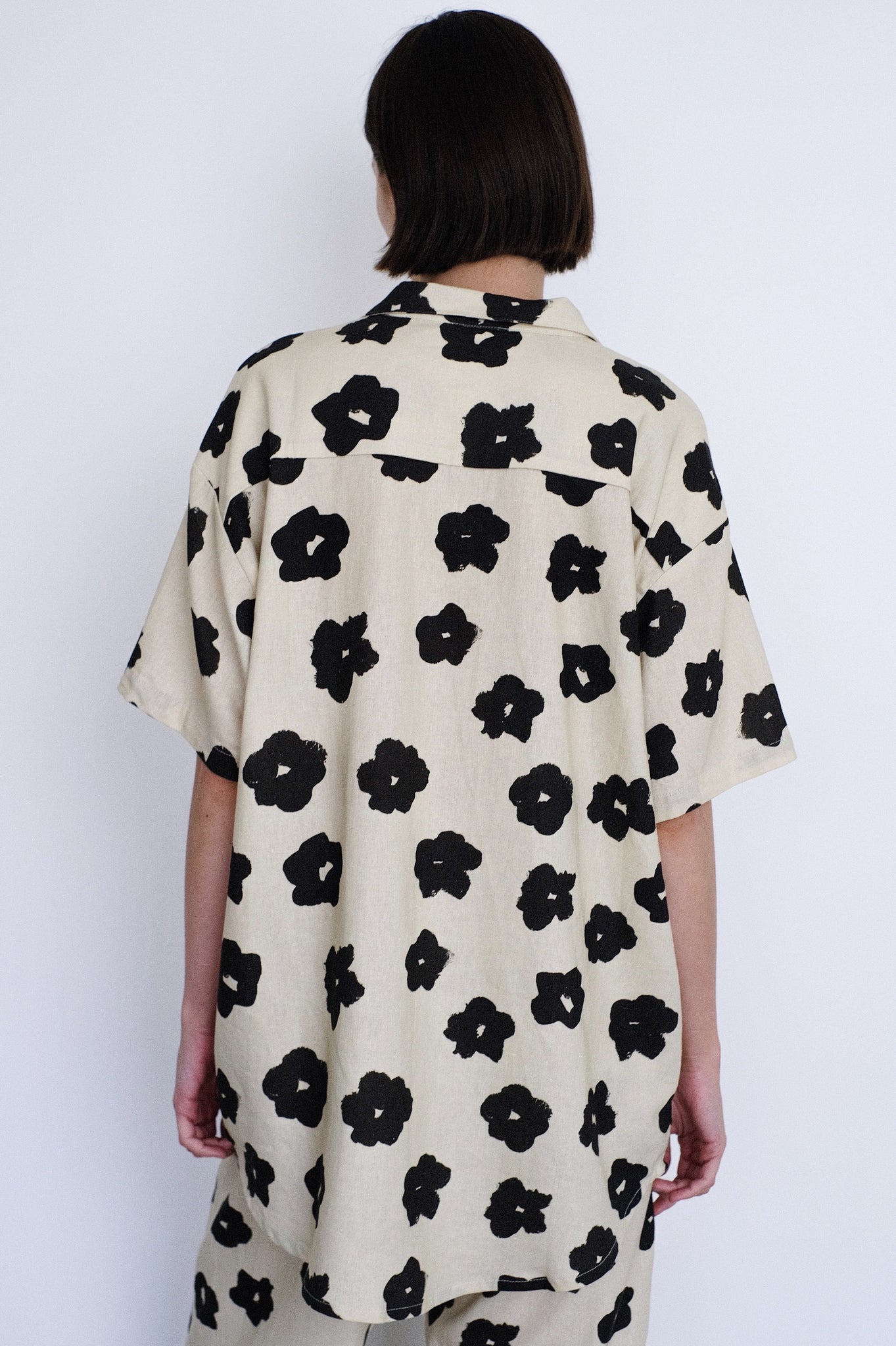 Rita Row Short Sleeve Barbra Shirt in Black and Cream Floral 