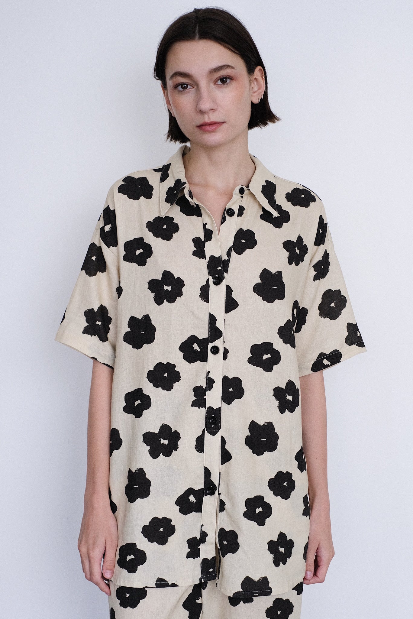 Rita Row Short Sleeve Barbra Shirt in Black and Cream Floral 