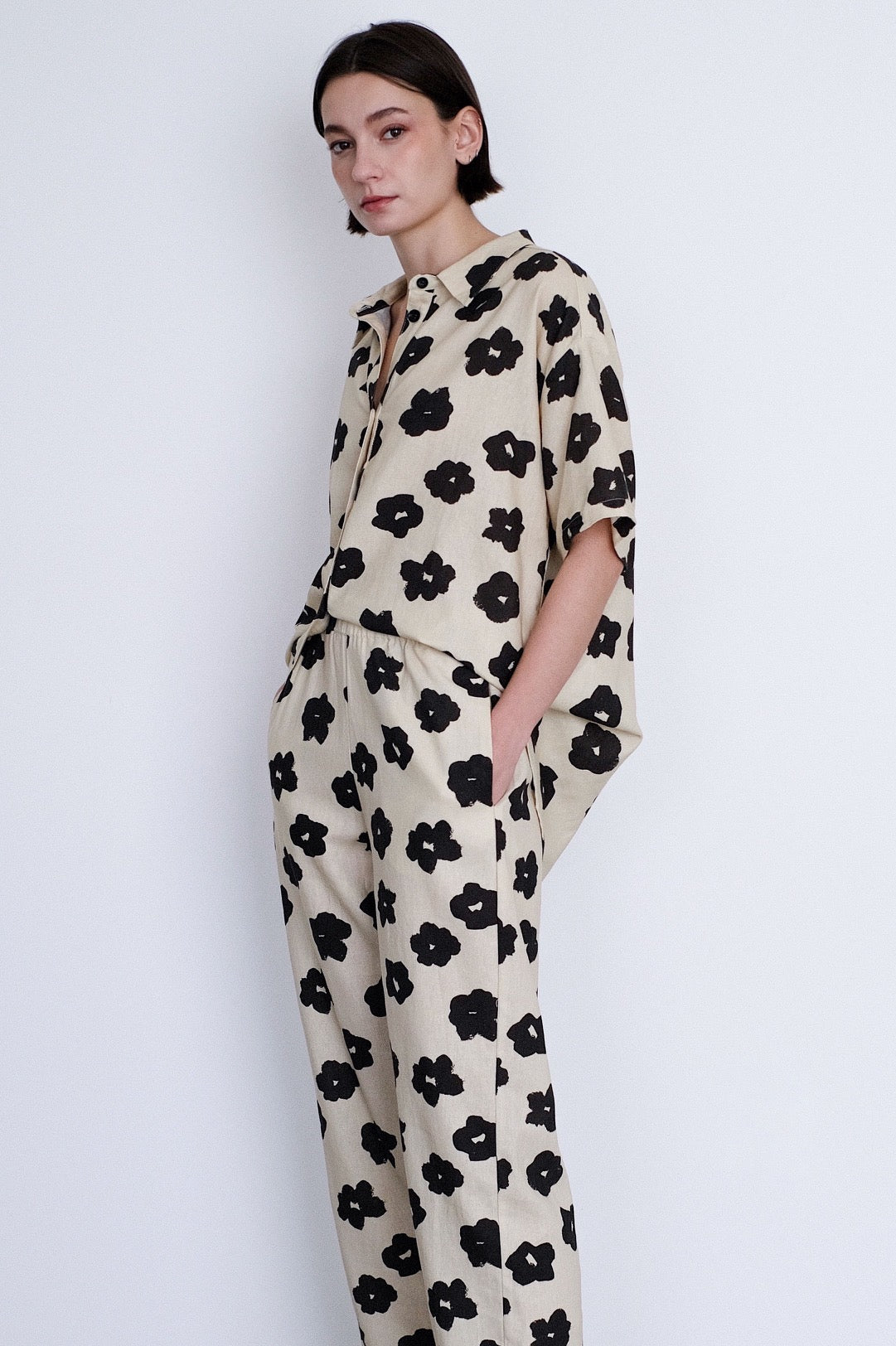 Rita Row Short Sleeve Barbra Shirt in Black and Cream Floral 